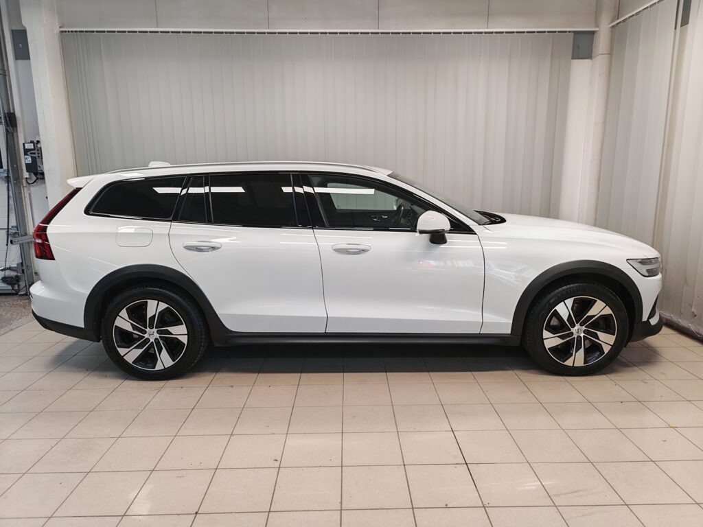 Volvo V60 Cross Country, image 3