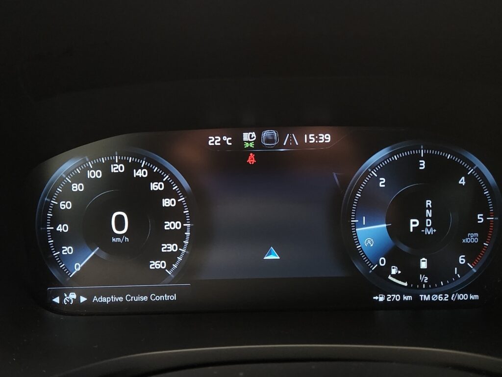 Volvo V60 Cross Country, image 12