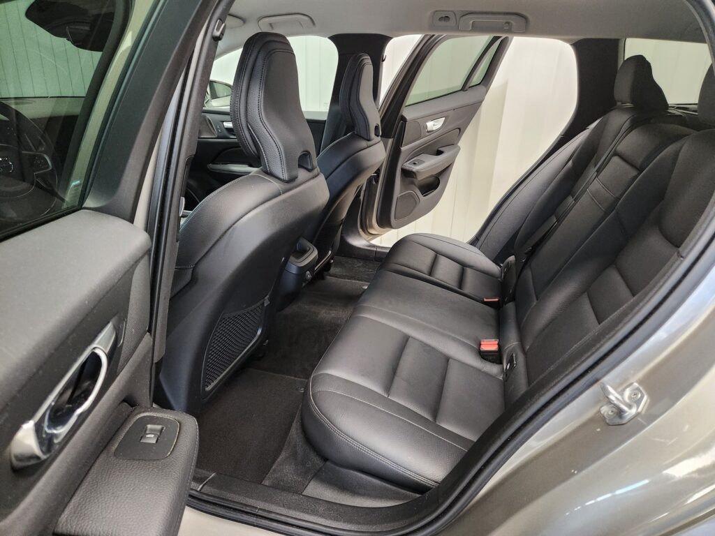 Volvo V60 Cross Country, image 7