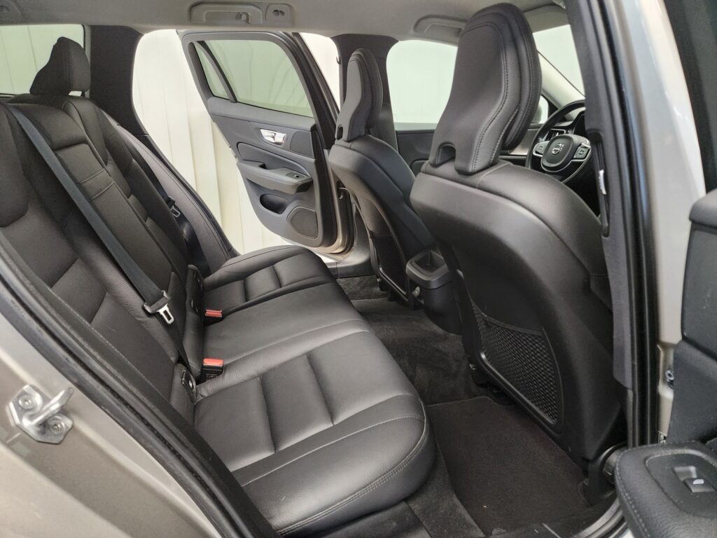 Volvo V60 Cross Country, image 8