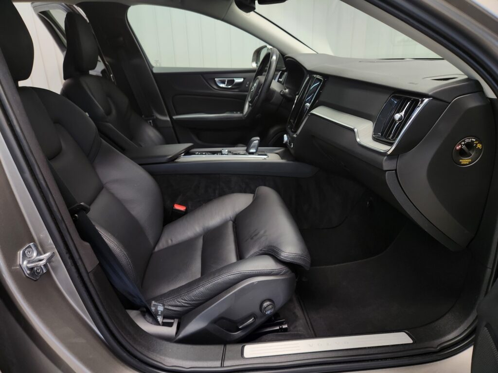 Volvo V60 Cross Country, image 9