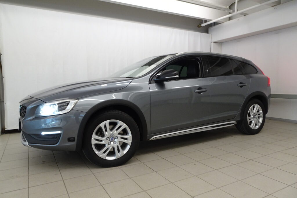 Volvo V60 Cross Country, image 1