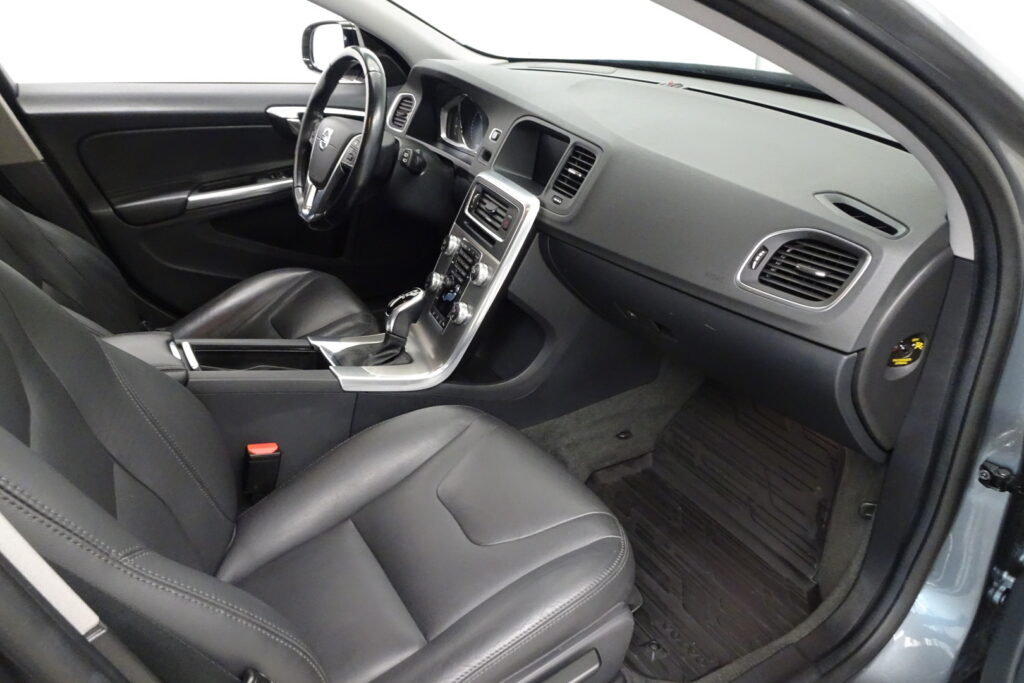 Volvo V60 Cross Country, image 12
