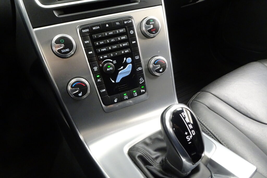 Volvo V60 Cross Country, image 8