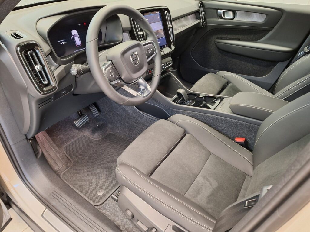 Volvo EX40, image 10