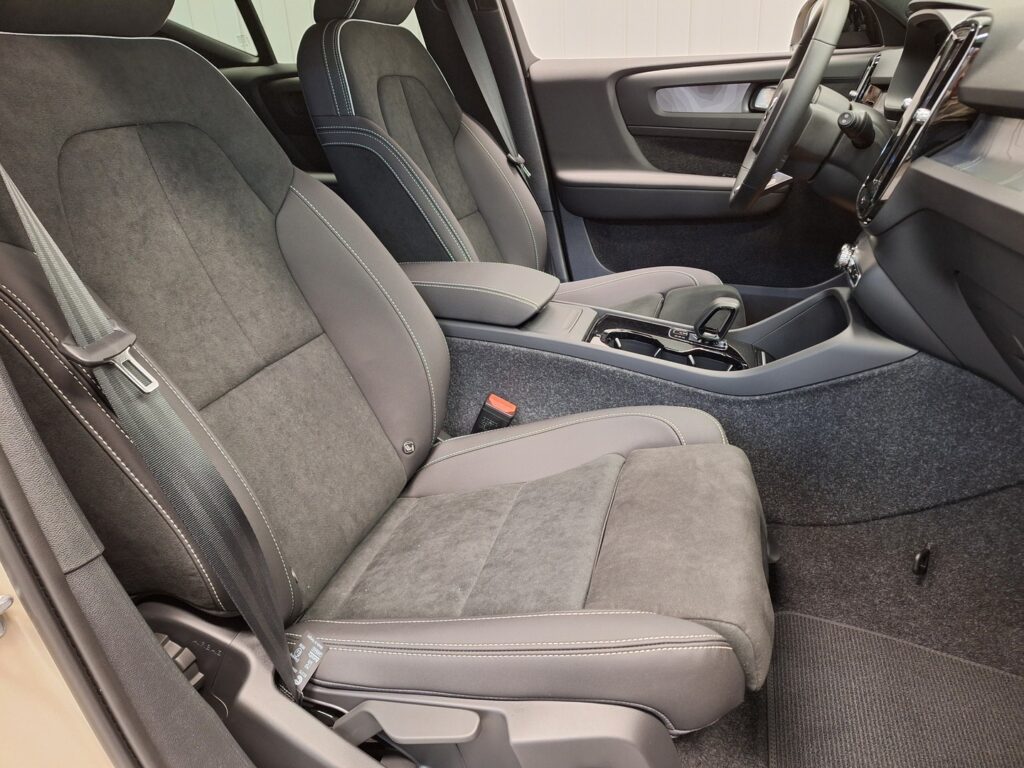 Volvo EX40, image 11