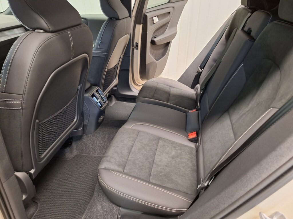 Volvo EX40, image 12