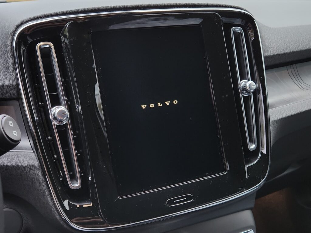 Volvo EX40, image 13