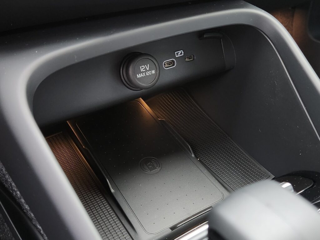 Volvo EX40, image 15