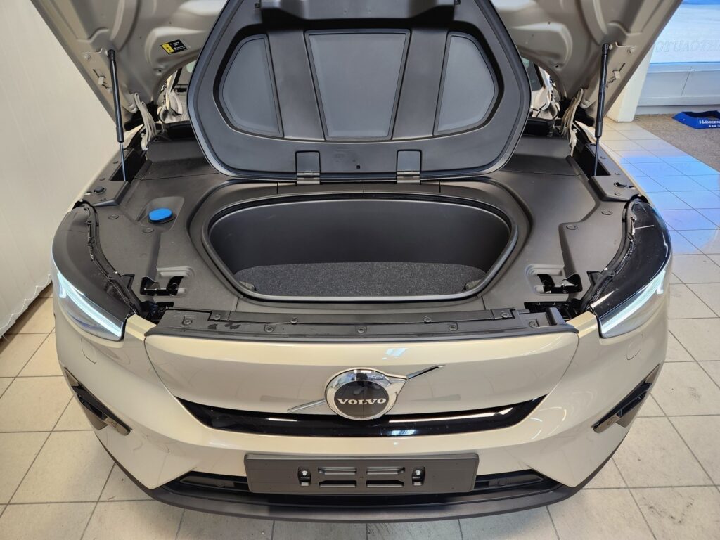 Volvo EX40, image 17