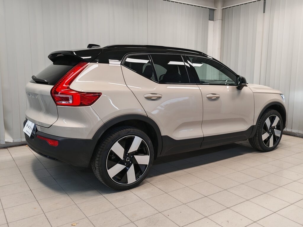 Volvo EX40, image 2