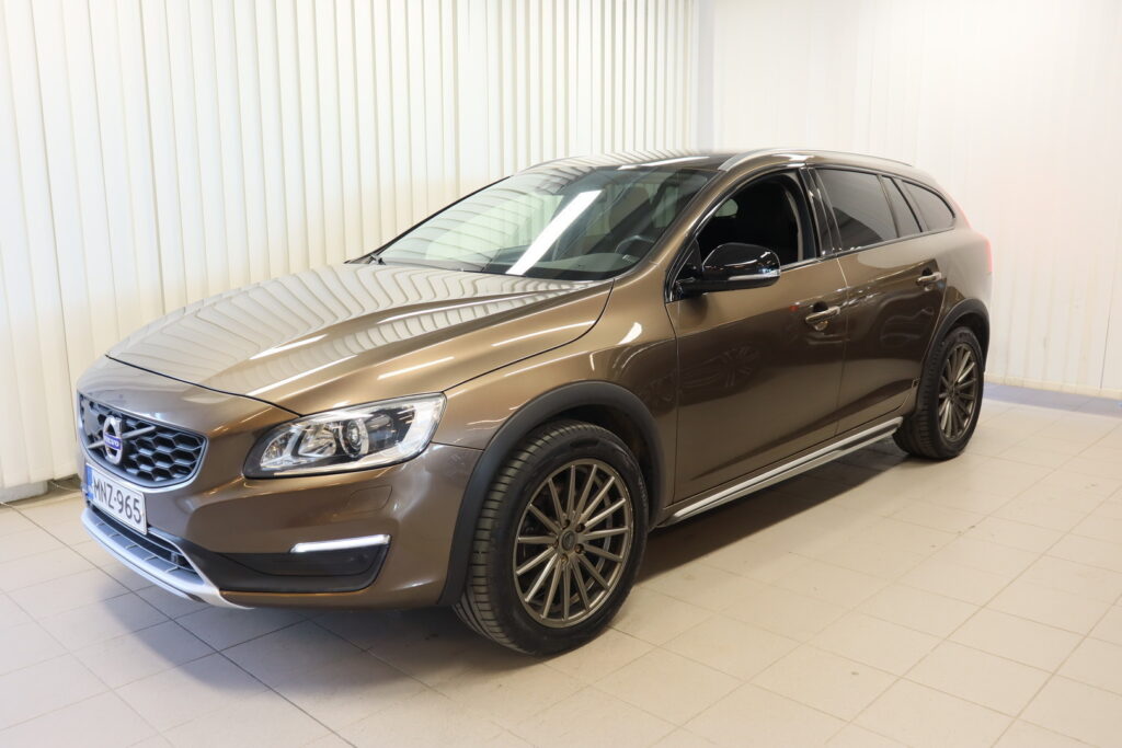 Volvo V60 Cross Country, image 1