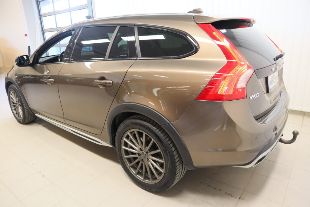 Volvo V60 Cross Country, image 2