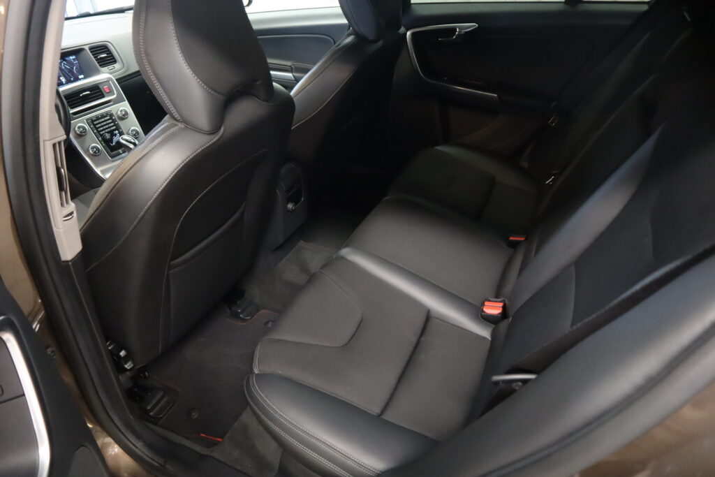 Volvo V60 Cross Country, image 6