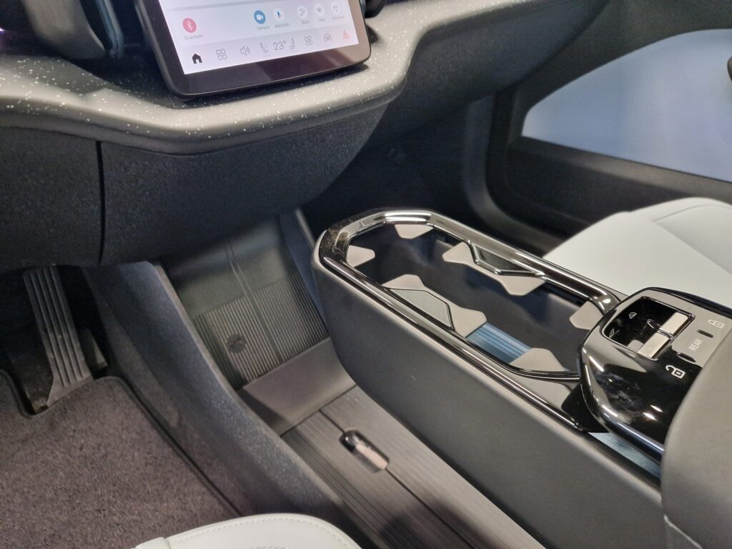 Volvo EX30, image 16