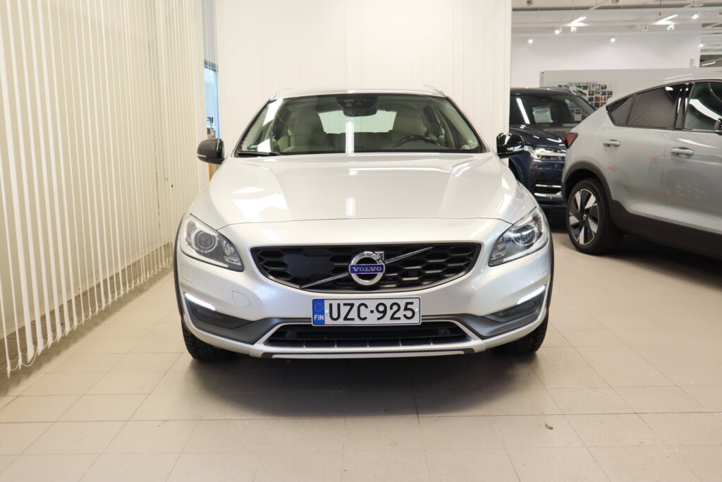 Volvo V60 Cross Country, image 2