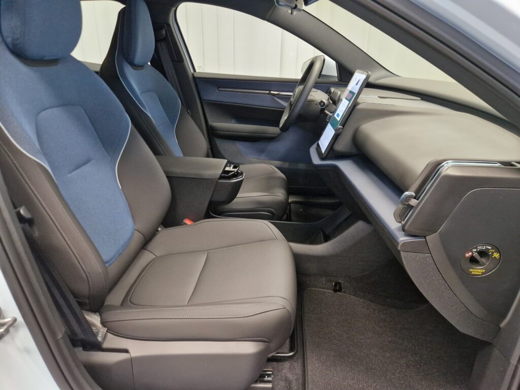 Volvo EX30, image 12