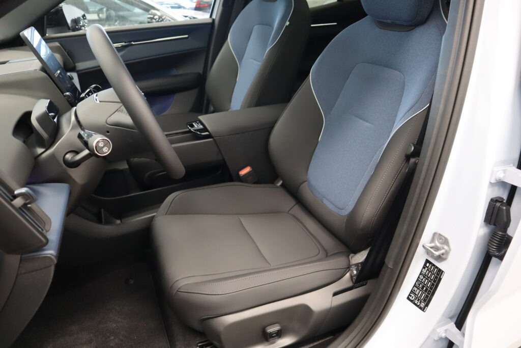 Volvo EX30, image 8