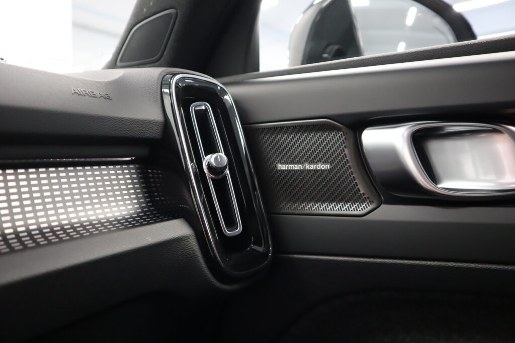 Volvo EX40, image 13