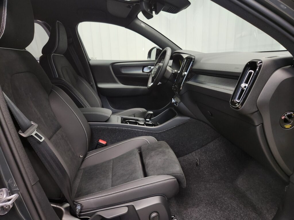 Volvo EX40, image 10