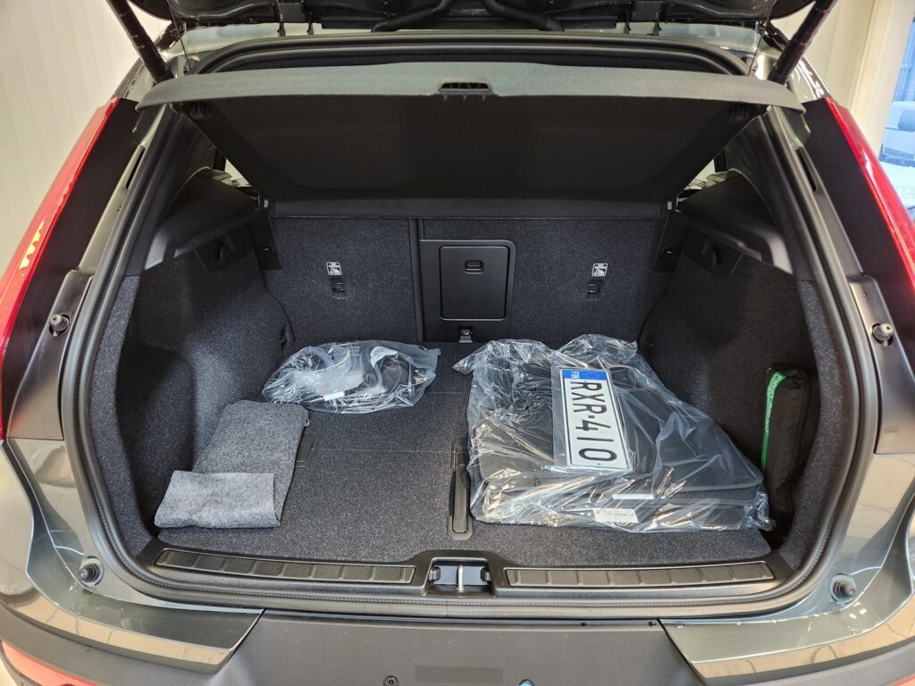 Volvo EX40, image 13