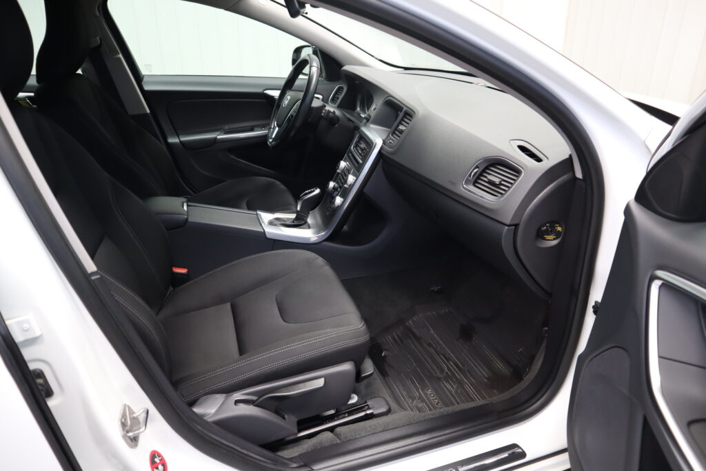 Volvo V60 Cross Country, image 10