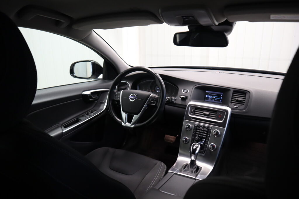 Volvo V60 Cross Country, image 11
