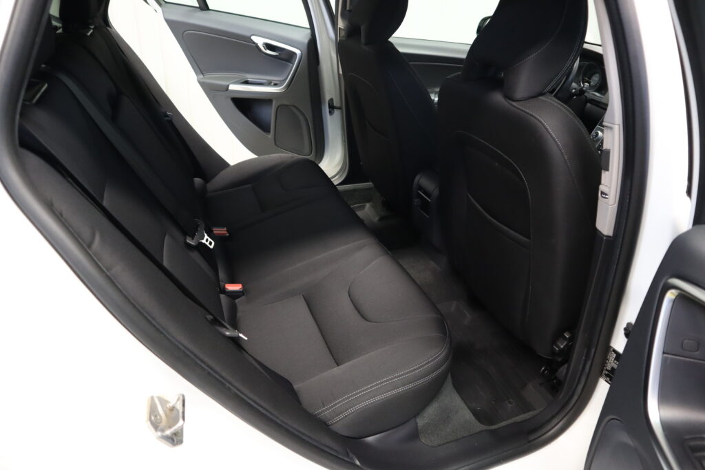 Volvo V60 Cross Country, image 12
