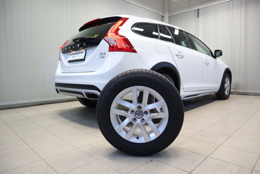 Volvo V60 Cross Country, image 15