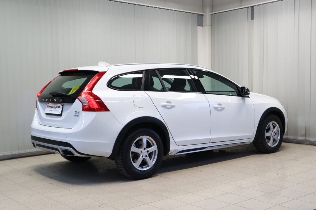 Volvo V60 Cross Country, image 17