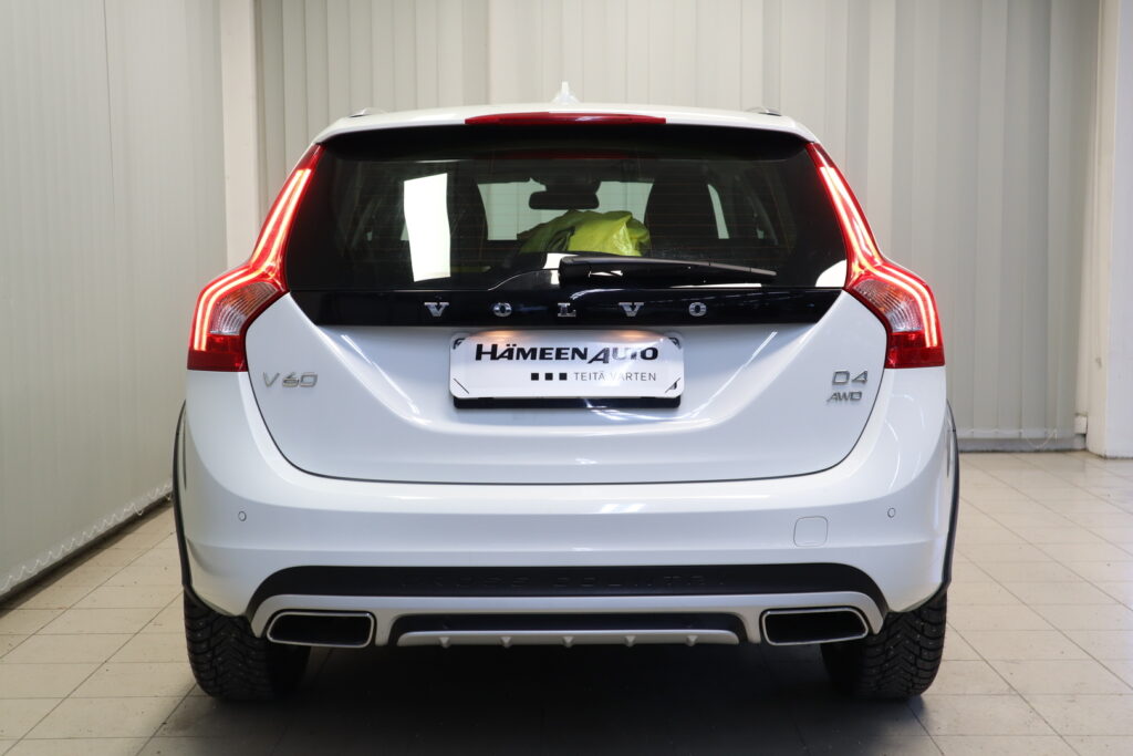 Volvo V60 Cross Country, image 18