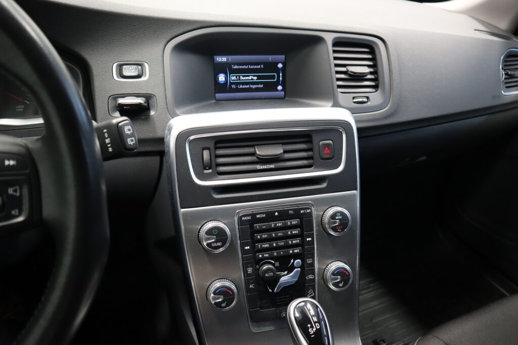 Volvo V60 Cross Country, image 8