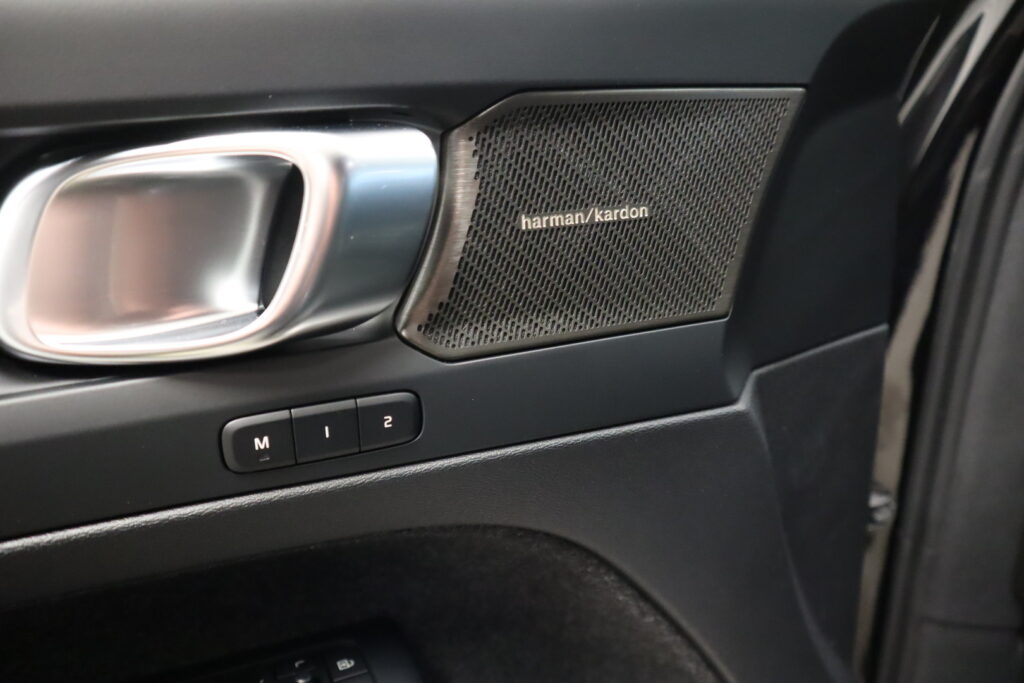 Volvo EX40, image 13