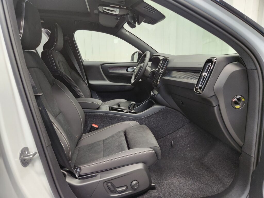 Volvo EX40, image 10