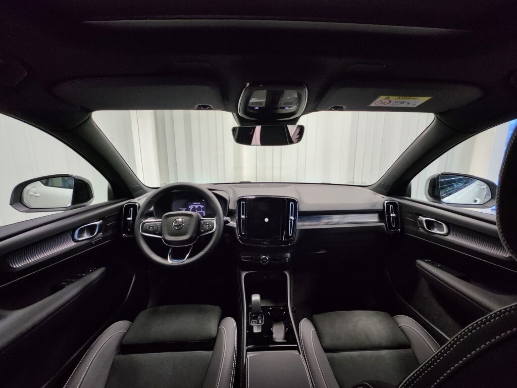 Volvo EX40, image 11