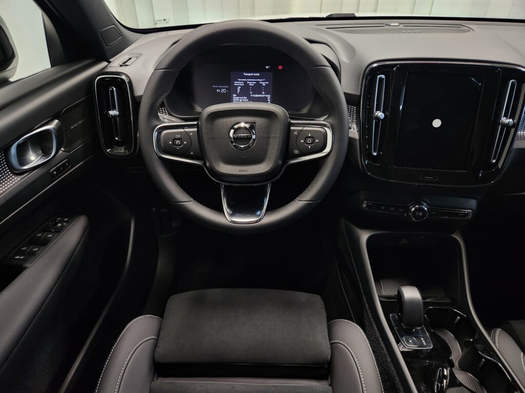 Volvo EX40, image 12