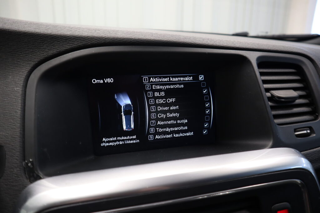 Volvo V60 Cross Country, image 13