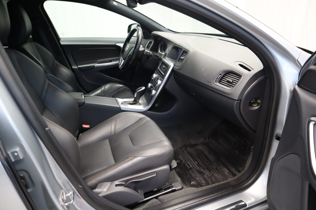 Volvo V60 Cross Country, image 16