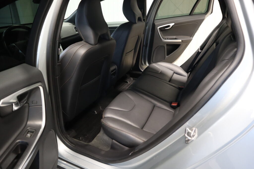 Volvo V60 Cross Country, image 18