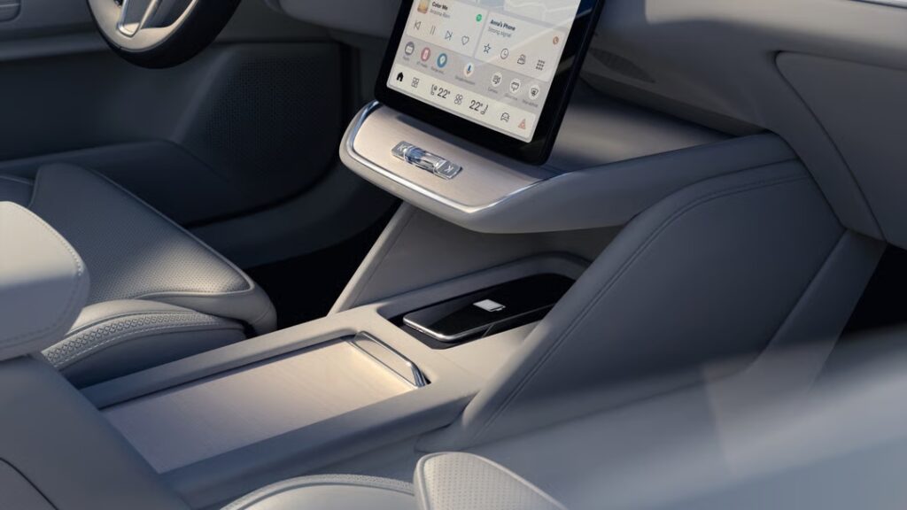 Volvo ES90 sisätila, suuri kosketusnäyttö ja vaalea keskikonsoli lähikuvassa.