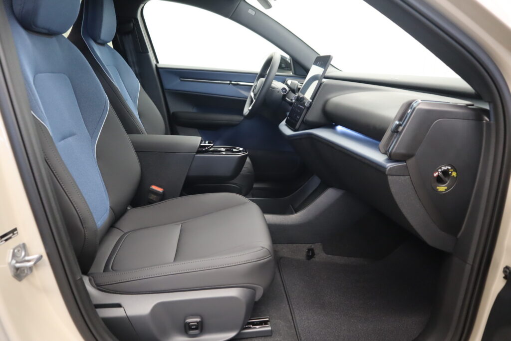 Volvo EX30, image 10