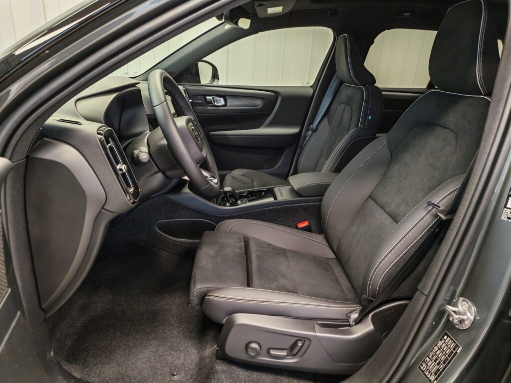 Volvo EX40, image 10