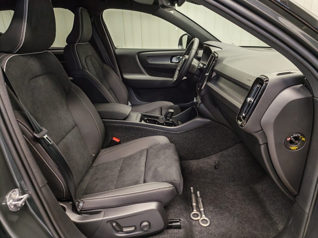 Volvo EX40, image 11