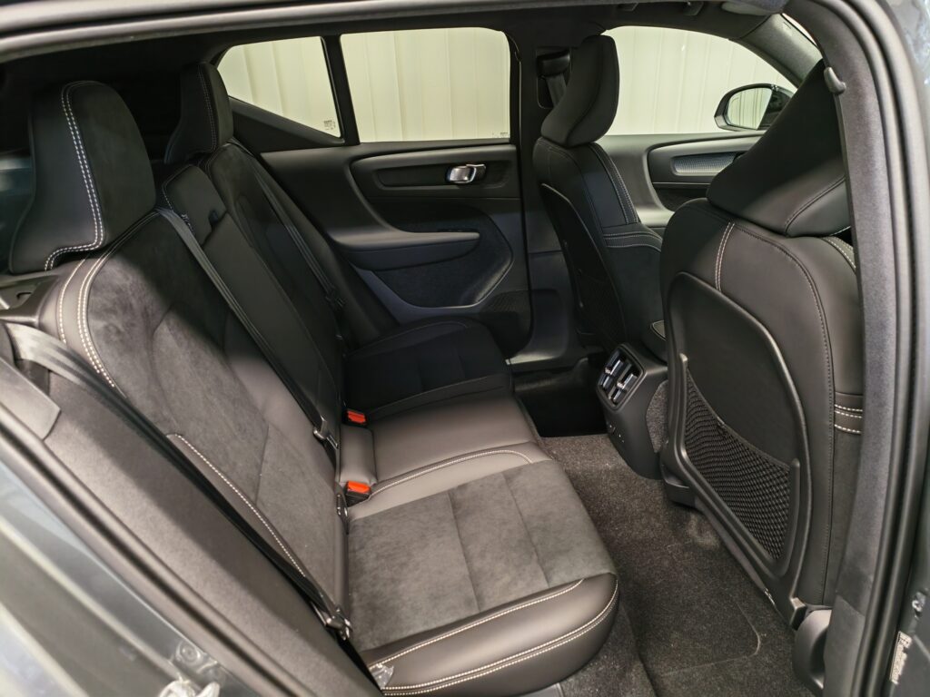 Volvo EX40, image 13