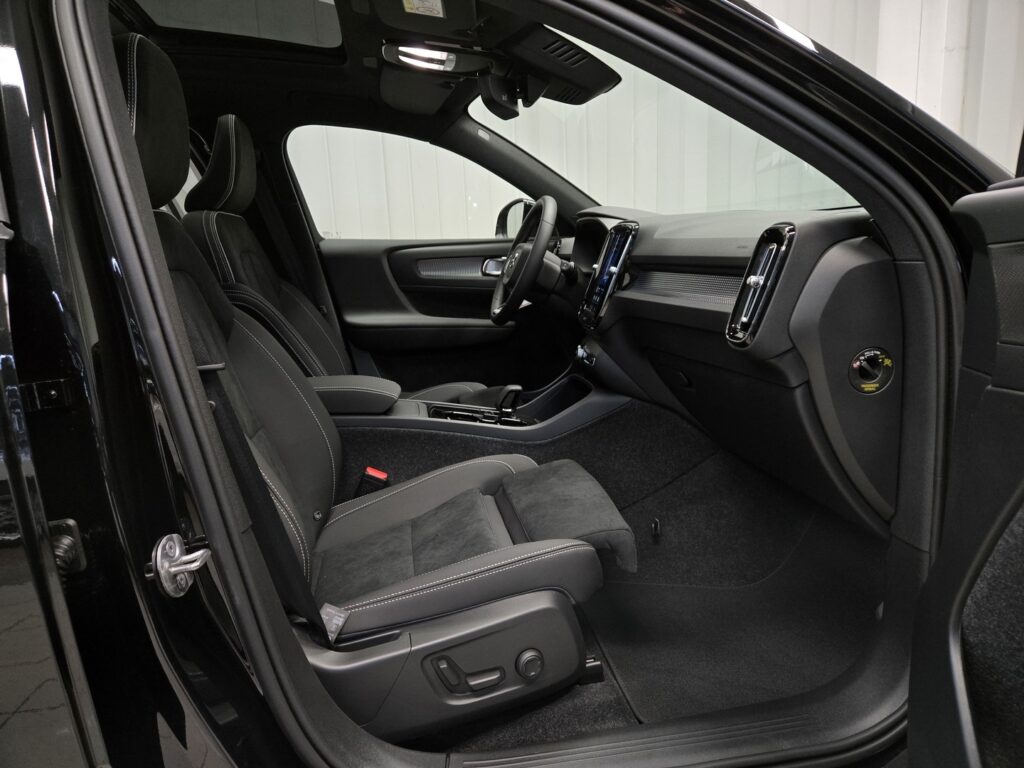 Volvo EX40, image 10