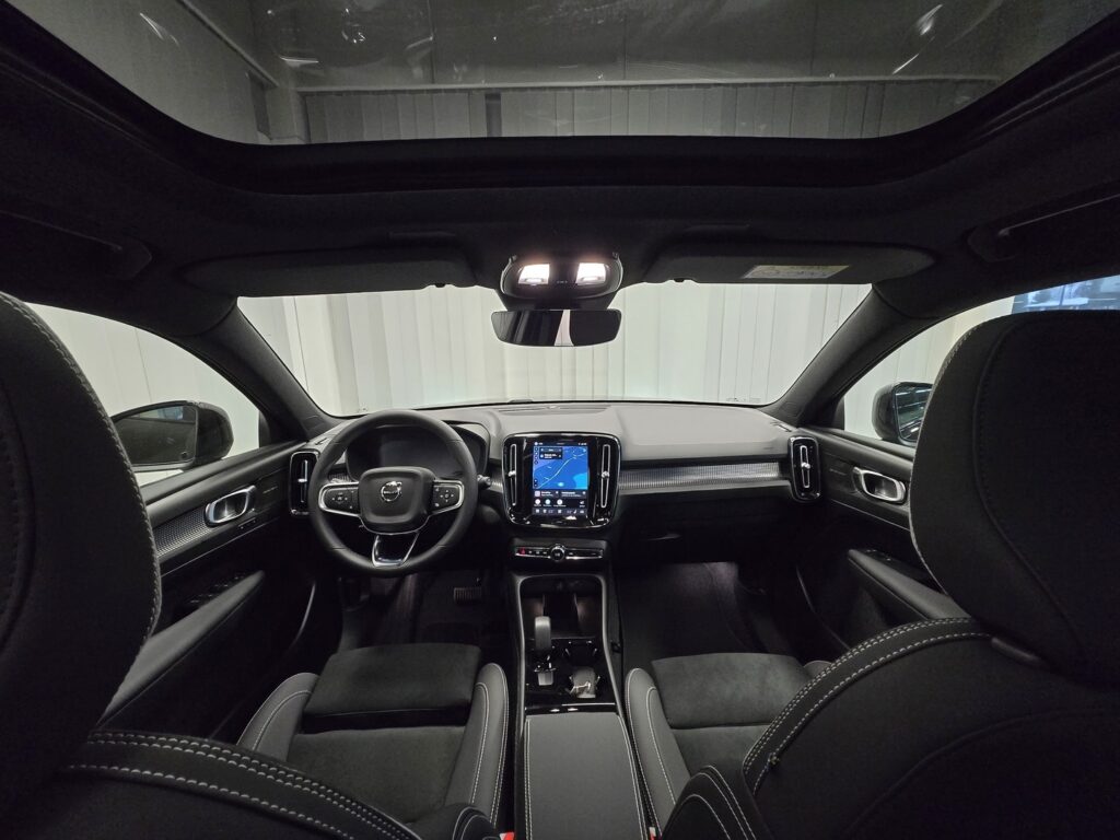 Volvo EX40, image 11