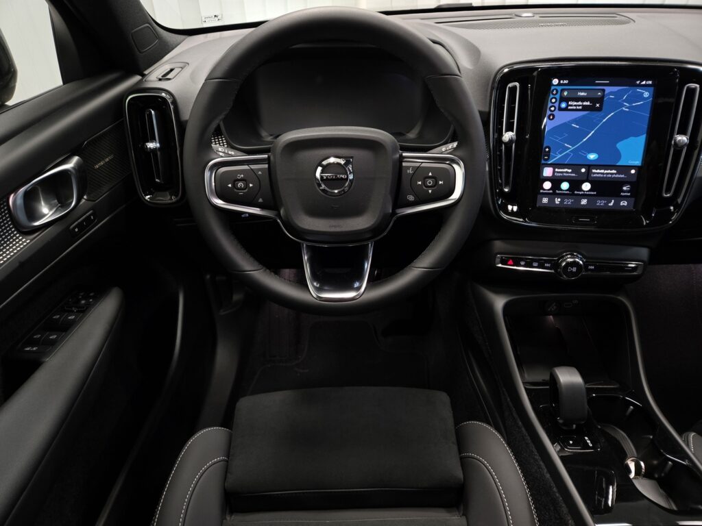 Volvo EX40, image 12