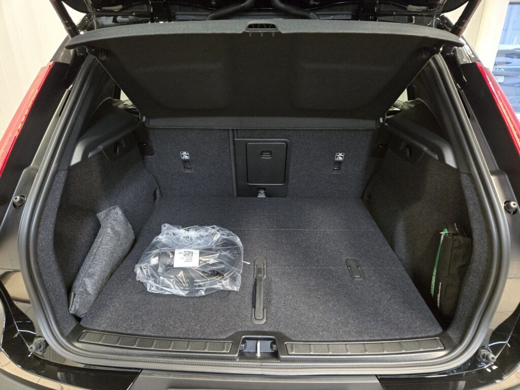 Volvo EX40, image 16