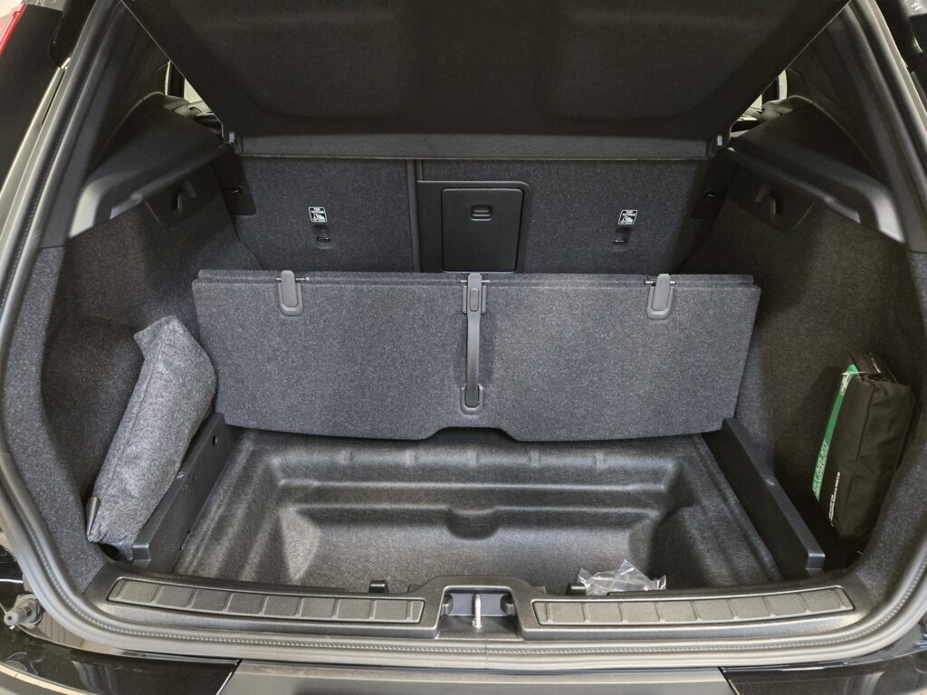 Volvo EX40, image 17