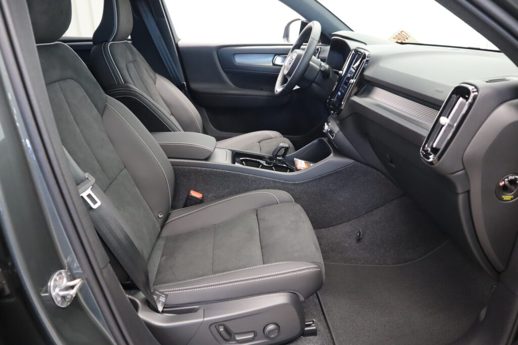 Volvo EX40, image 11